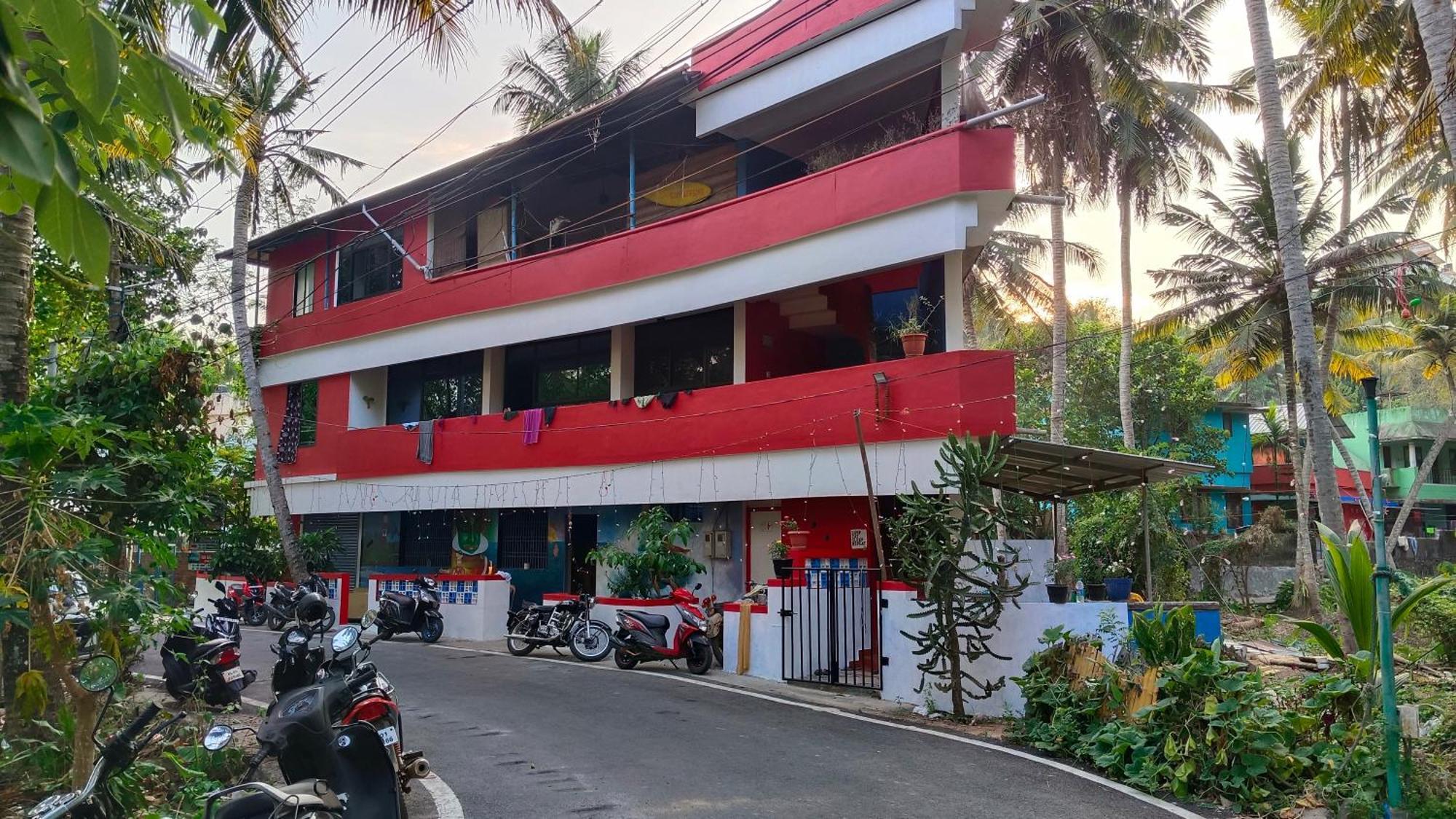 Abhi'S Cafe Avaduthura Kovalam Exterior foto